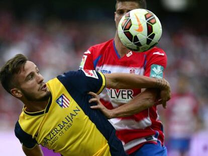Saul pelea el balón con Ruben Perez