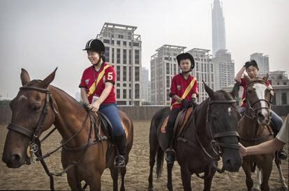 Jóvenes jugadores chinos del programa junior de polo se entrenan durante el verano en el club Goldin Metropolitan de Tianjin, China. La afluencia de China ha alimentado un creciente interés en el polo y en los últimos tiempos se le ha considerado como noble o de prestigio por la élite del país.