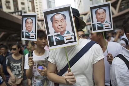 Manifestantes protestan en las calles de Hong Kong (China), 1 de julio de 2014. Cientos de miles de personas se manifestaron para exigir plena libertad democrática para la isla y menos intervención del Gobierno de China en asuntos políticos, aprovechando el 17 aniversario del retorno de la excolonia británica a la soberanía china.