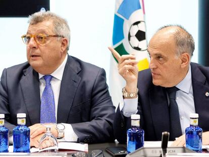  Javier Tebas (derecha), junto al director general del Numancia, Victor Martín Ortega, durante la Asamblea General Extraordinaria de LaLiga celebrada este miércoles. 