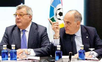  Javier Tebas (derecha), junto al director general del Numancia, Victor Martín Ortega, durante la Asamblea General Extraordinaria de LaLiga celebrada este miércoles. 