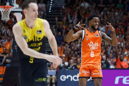 Jean Montero (derecha), durante el segundo partido de la semifinal de la Liga Endesa entre Valencia Basket y La Laguna Tenerife.