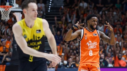 Jean Montero (derecha), durante el segundo partido de la semifinal de la Liga Endesa entre Valencia Basket y La Laguna Tenerife.