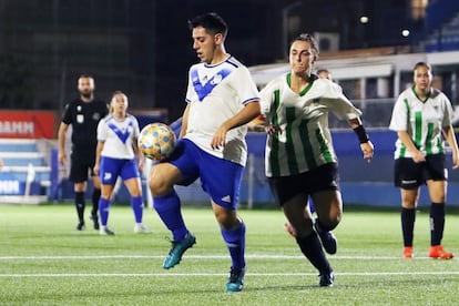 Álex Alcaide, del CE Europa, controla el balón durante un partido de Liga.