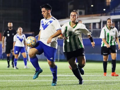 Álex Alcaide, del CE Europa, controla el balón durante un partido de Liga.