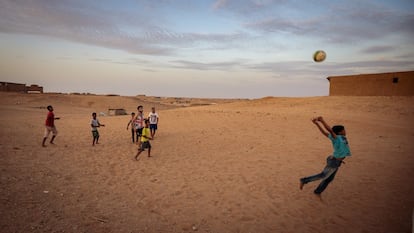 Para muchos niños del campo de Tinduf, el desierto del Sáhara, una extensión tan grande como Estados Unidos, es su grna campo de juego. Pero los niños con discapacidad no pueden jugar más allá de las paredes de paja y barro o de las telas de una jaima.