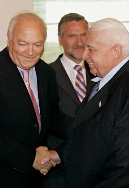 Moratinos saluda a Ariel Sharon (derecha) en Jerusalén.