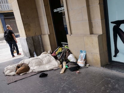 Una pareja duerme en los soportales de la Plaza del Buen Pastor, en pleno centro de San Sebastián, el miércoles pasado.