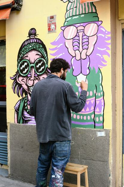 Ramón Amorós dibujando su mural de 'mandrileños' en la Argumosa 39.