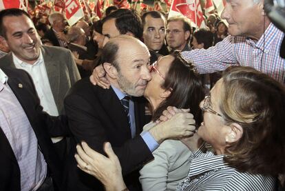 Alfredo Pérez Rubalcaba besa a una simpatizante durante su visita al mercado de ganado de Torrelavega (Cantabria).