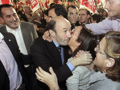 Alfredo Pérez Rubalcaba besa a una simpatizante durante su visita al mercado de ganado de Torrelavega (Cantabria).
