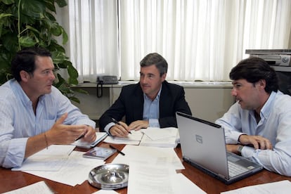 12 de agosto de 2004. Jos&eacute; Mar&iacute;a Michavila, &Aacute;ngel Acebes e Ignacio Gonz&aacute;lez, de izquierda a derecha, fotografiados en una reuni&oacute;n de preparaci&oacute;n del Congreso Nacional del PP.