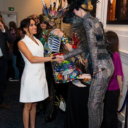 La Duquesa de Sussex llevó uno de sus vestidos de estilo esmoquin en color blanco, que previamente había tuneado recortándole las mangas, durante su gira por Nueva Zelanda.