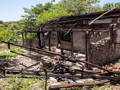 Los restos de una vivienda quemada en una comunidad de Sinaloa (2016).