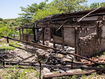 Los restos de una vivienda quemada en una comunidad de Sinaloa (2016).