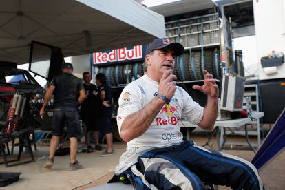 El piloto español Carlos Sainz de España durante un descanso. 