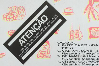 Un letrero avisa de la censura de canciones en un LP.