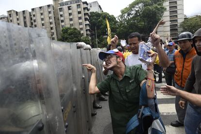 Frente ao afluxo maciço de manifestantes, os guardas usaram a força e lançaram gás lacrimogêneo para tentar dispersá-los.