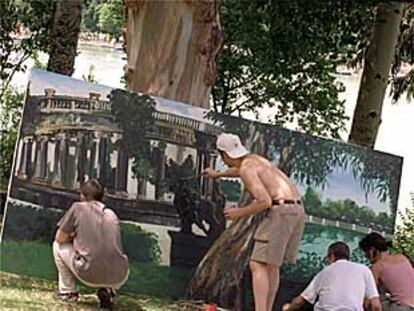 Cuatro participantes en el Certamen de Pintura Rápida del Retiro trabajan en un mismo cuadro.