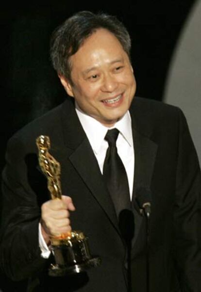 El director de <i>Brokeback Mountain</i>, el taiwanés Ang Lee, recoge el Oscar al Mejor director, penúltimo premio entregado durante la ceremonia. El galardón a la Mejor película, que suele coincidir con el de Mejor director, se lo ha llevado <i>Crash</i>.