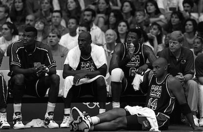 D'esquerra a dreta, Robinson, Jordan, Ewing i Barkley contemplen un moment del partit davant de Croàcia. La selecció dels EUA, el Dream Team, va guanyar la medalla d'or de bàsquet a Barcelona '92. Per primera vegada, jugadors professionals podien participar en una Olimpíada.