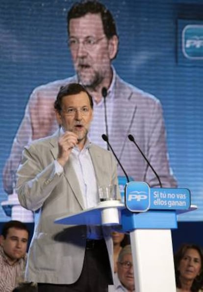 El presidente del Gobierno, Mariano Rajoy, durante su intervención en un acto de campaña para respaldar al candidato del PP a lehendakari, Antonio Basagoiti, en el Teatro Campos Elíseos de Bilbao.