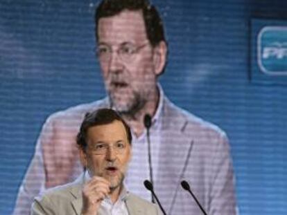 El presidente del Gobierno, Mariano Rajoy, durante su intervención en un acto de campaña para respaldar al candidato del PP a lehendakari, Antonio Basagoiti, en el Teatro Campos Elíseos de Bilbao.