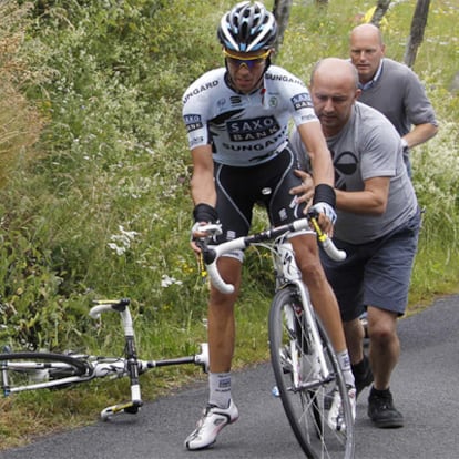 Contador cambia de bicicleta tras una caída.