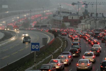 Retenciones en la A-6 a la altura de la localidad madrileña de Torrelodones.