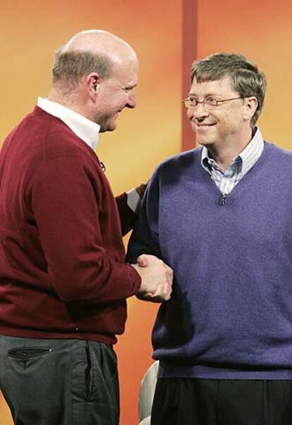 Bill Gates (derecha), con el actual consejero delegado de Microsoft, Steve Ballmer, durante la rueda de prensa en la que el primero ha anunciado que abandonará su actual cargo en julio de 2008.