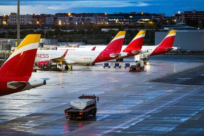 Primer día de huelga de los operarios de 'handling' de Iberia en el aeropuerto de Madrid, este viernes.