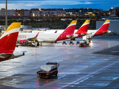 Primer día de huelga de los operarios de 'handling' de Iberia en el aeropuerto de Madrid, este viernes.