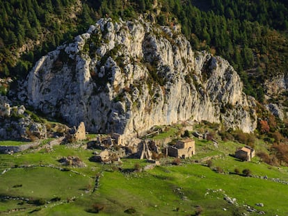 El poble abandonat de Peguera, a Fígols, al Berguedà.