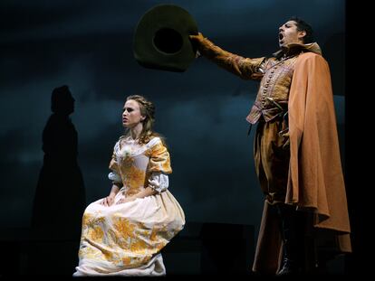 Una escena de 'El caballero de Olmedo', en el Teatro de la Zarzuela.