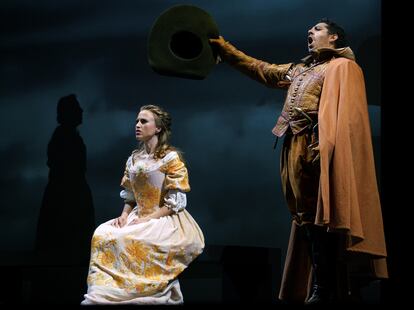 Una escena de 'El caballero de Olmedo', en el Teatro de la Zarzuela.