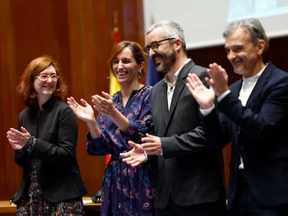 En segundo lugar por la izquierda, la ministra de Sanidad, Mónica García, durante el acto de presentación del Secretario de Estado de Sanidad, Javier Padilla (2d).