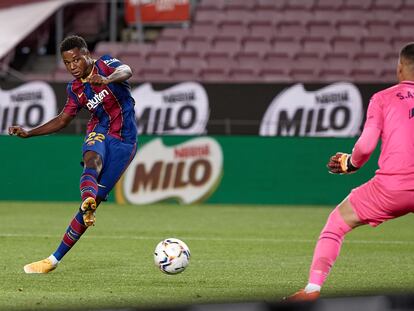Ansu Fati define ante Asenjo en su segundo gol al Villarreal.