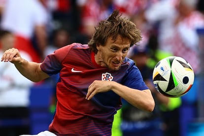 El jugador croata Luka Modric durante el calentamiento previo al partido contra la selección española. 
