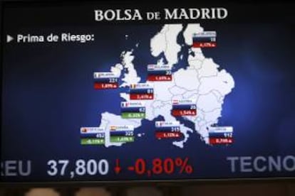 Una pantalla del del parqué madrileño muestra el valor de la prima de riesgo en los países de la zona euro.