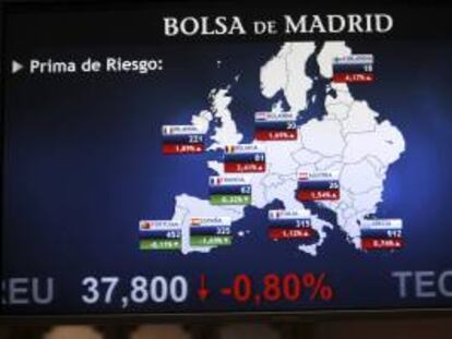 Una pantalla del del parqué madrileño muestra el valor de la prima de riesgo en los países de la zona euro.