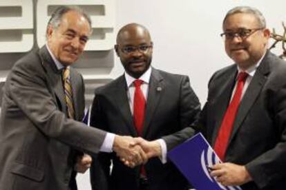 El ministro de Turismo, Industria y Energía de Cabo Verde, Humberto Brito (c), junto al presidente la patronal CEOE Internacional, Jesús Banegas (i), y el presidente de la Cámara de Comercio, Industria y Servicios de Sotavento, Jorge Daniel Spencer, durante la presentación en España de los planes de desarrollo en estas tres áreas a los empresarios españoles, en un acto que ha tenido lugar hoy en Madrid.