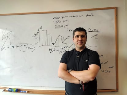 El biólogo español Xurde Menéndez Caravia, en su laboratorio, en Dallas (Estados Unidos).