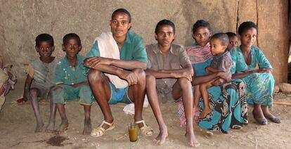 Una familia en el interior de su casa en Bahir Dar, en la orilla del lago Tana, en el noroeste de Etiopía.