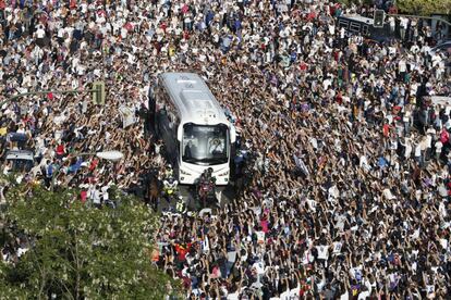 El autobús con los jugadores del Real Madrid llega al estadio Santiago Bernabéu rodeado de aficionados dos horas antes del comienzo del partido frente al FC Barcelona correspondiente a la jornada 33º de Liga de Primera División.