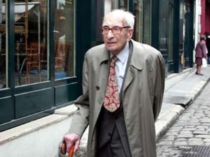Claude Lévi-Strauss, fotografiado ayer a su llegada a la oficina de la Generalitat catalana en París.