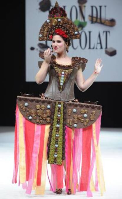 La cantante francesa Josephine Drai presenta hoy, martes 30 de octubre de 2012, un diseño hecho en chocolate por Sandrine y Audrey Bertrand y la fábrica de chocolates Rannou Metivier durante la feria del chocolate en París (Francia).