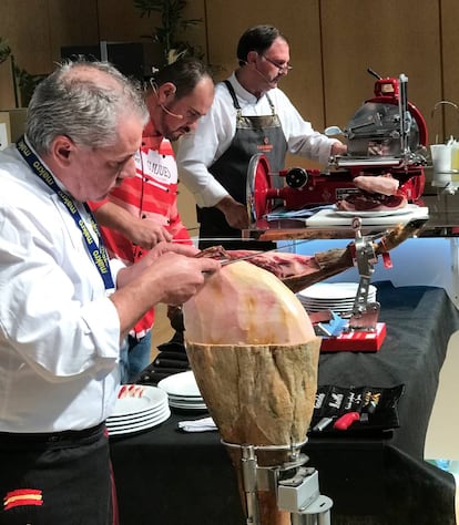 EN PLENA FAENA, CÁNDIDO MORILLO (JAMONERO VERTICAL), FERMIN SÁNCHEZ (CEPO TRADICIONAL) Y PEDRO SECO (MÁQUINA BERKEL) / CAPEL