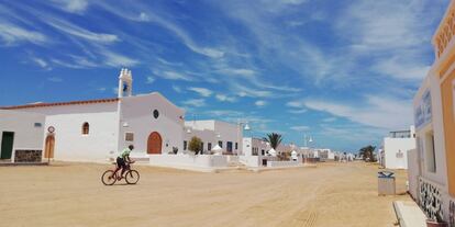 Un hombre se desplaza en bicicleta por las calles de Caleta de Sebo, en La Graciosa, este miércoles.