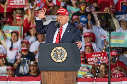 El presidente estadounidense, Donald Trump, durante un acto de su campaña electoral, este domingo en el condado de Miami-Dade, Florida (EE UU).