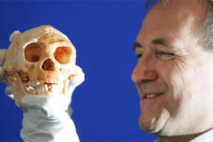 El profesor Chris Stringer, ayer al presentar en Londres un cráneo que se atribuye al <i>Homo floresiensis</i>.